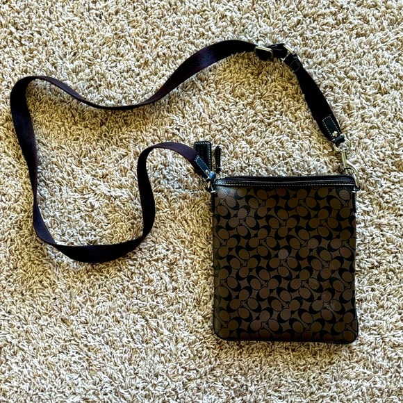 🐝 Coach Crossbody Bag 🐝 - Picture 4 of 8